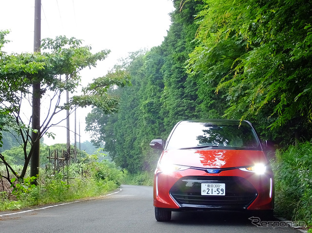 エスティマハイブリッド 写真のグレードは「AERAS SMART」 電気式4輪駆動方式(E-Four)/ブラック×レッドマイカメタリック/ホワイト合成皮革