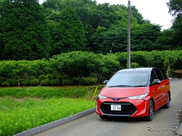 エスティマハイブリッド 写真のグレードは「AERAS SMART」 電気式4輪駆動方式(E-Four)/ブラック×レッドマイカメタリック/ホワイト合成皮革