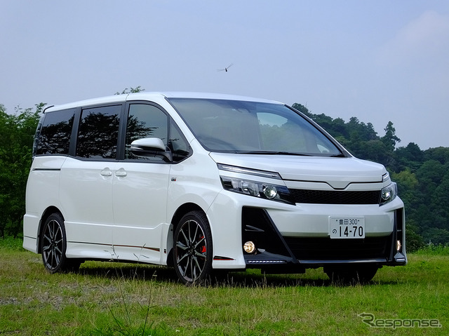 G's ヴォクシー 写真はホワイトパールクリスタルシャイン/7J G’s専用アルミホイール(エンケイ製 ブラック塗装+切削光輝+リム段差+レーザー加飾レッドライン仕様)/G’s専用フロントスポーティシート