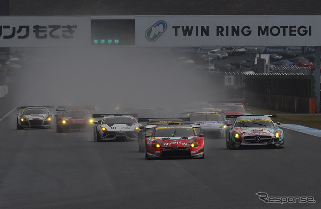 昨年のSUPER GT最終戦もてぎ(GT300クラスのスタート)。