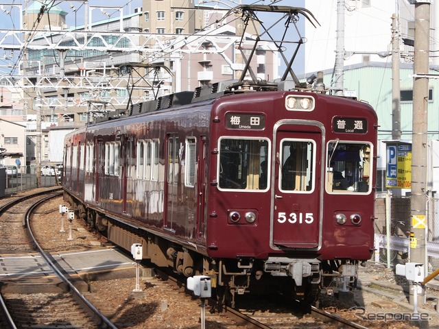 阪急電鉄や阪神電鉄など4社は磁気式の「スルKAN」対応カード終了後も共通利用を継続する。写真は阪急電鉄。