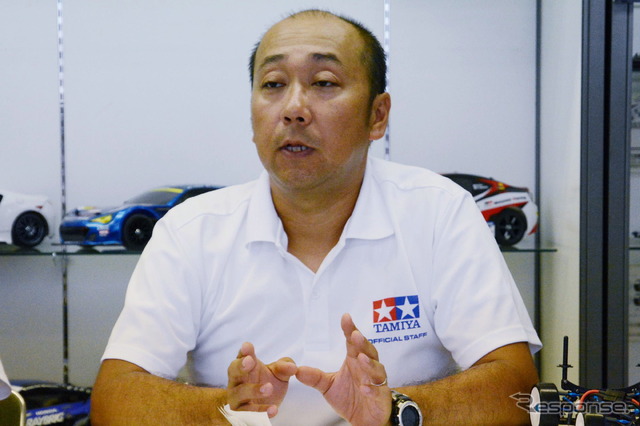 説明する鈴木係長