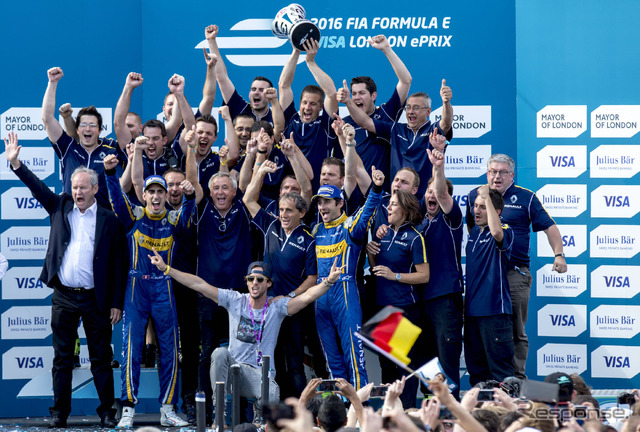 タイトル獲得を喜ぶ「Renault e.dams」陣営。チーム首脳であるアラン・プロストの姿も。
