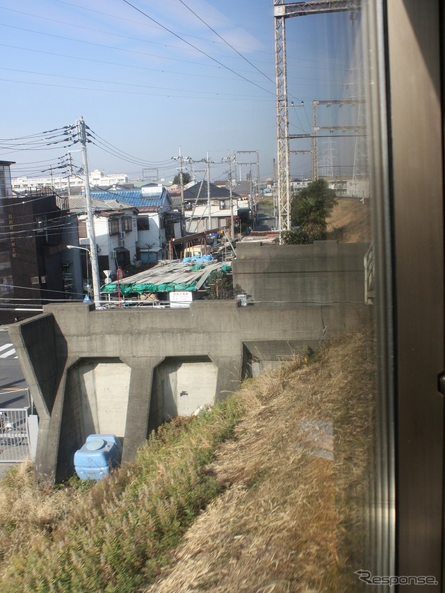 8月27日のツアーでは貨物線の新金線も通る。写真は新金線の車窓。
