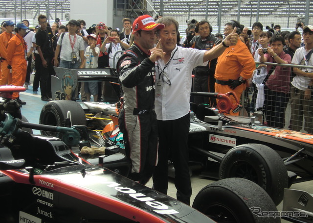 昨季のスーパーフォーミュラ富士戦を制したJ-P.デ.オリベイラと星野一義監督(TEAM IMPUL)。
