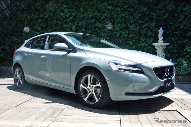 ボルボ V40 改良新型(アマゾンブルー)