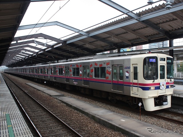 報道公開中に京王多摩センター駅に到着した9000系「ハローキティ」ラッピング電車(9749編成)。3月から運転されている。