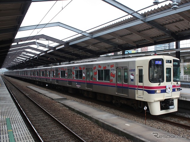 報道公開中に京王多摩センター駅に到着した9000系「ハローキティ」ラッピング電車（9749編成）。3月から運転されている。