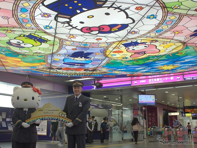 サンリオキャラによる装飾が完成した京王多摩センター駅の改札前コンコース。