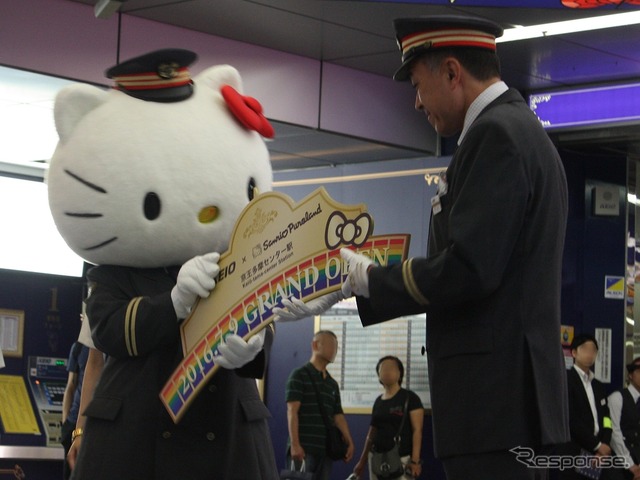 装飾の完成を記念した式典ではハローキティ名誉駅長が下川管区長に記念プレートを贈呈した。