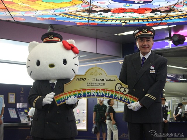 ハローキティ名誉駅長(左)と下川管区長(右)。