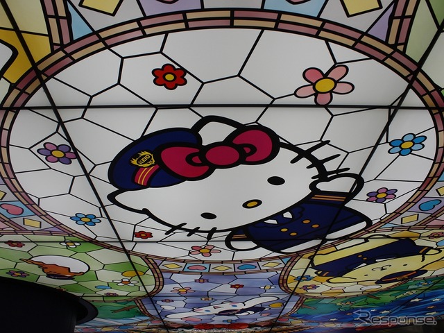 ステンドグラス風照明の中央に描かれたハローキティ。