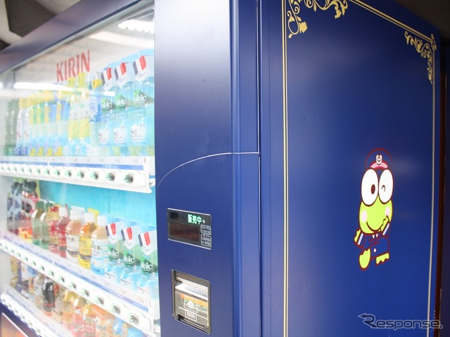 飲料水の自動販売機もキャラクターで装飾されている。