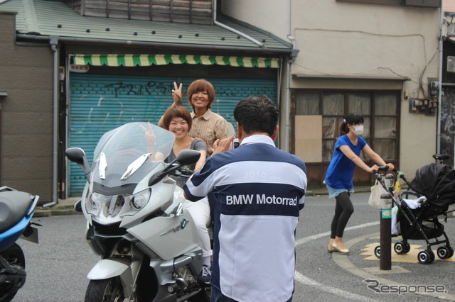 イベント会場を結ぶ無料のモトラッド・タクシーには、BMWのオートバイどころか二輪車が初めてという人がタンデムシートを利用する
