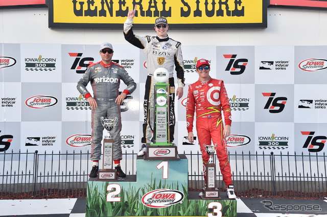 左から2位パワー、優勝ニューガーデン、3位ディクソン。