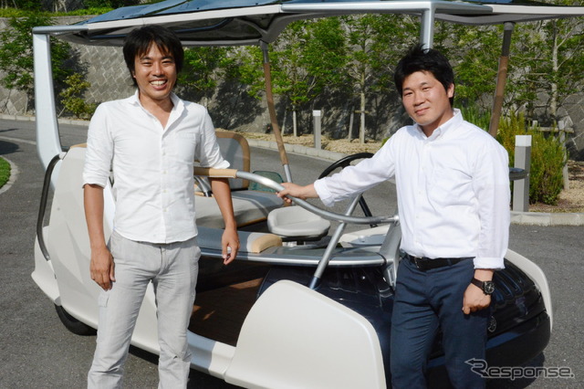 企画を担当した小川 主事(左)とデザイナーのジョン氏