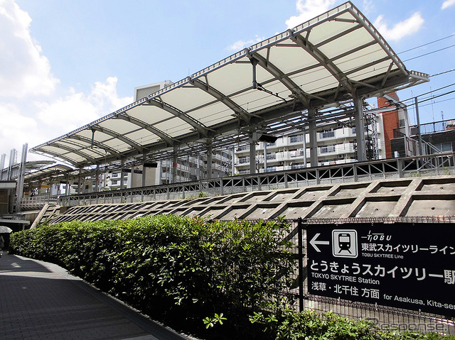 現在のとうきょうスカイツリー駅。勾配の途中にあり、ホームはS字を描いている