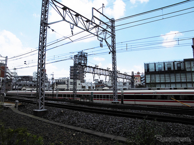とうきょうスカイツリー駅が移設される位置付近を見る。奥は電車留置線