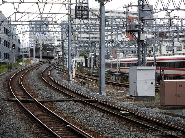 伊勢崎線第2号踏切(桜橋通り)ととうきょうスカイツリー駅の間にある26パーミルの勾配。右が電車留置線