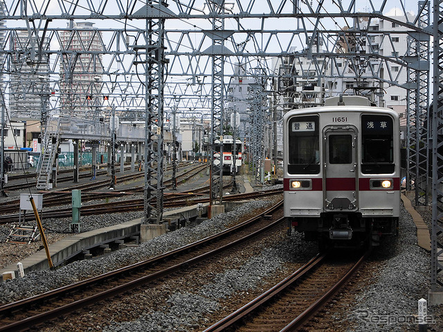 伊勢崎線第2号踏切(桜橋通り)を過ぎ、浅草方面へ向かう普通電車。左が電車留置線