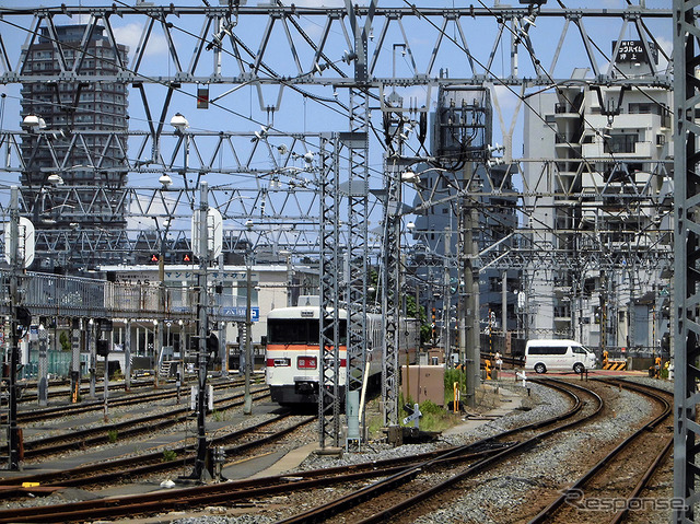 伊勢崎線第2号踏切(桜橋通り)と電車留置線を見る