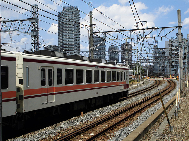 下り電車は、とうきょうスカイツリー駅を過ぎると、谷間の伊勢崎線第2号踏切(桜橋通り)を過ぎ、再び高架へと駆け上がる