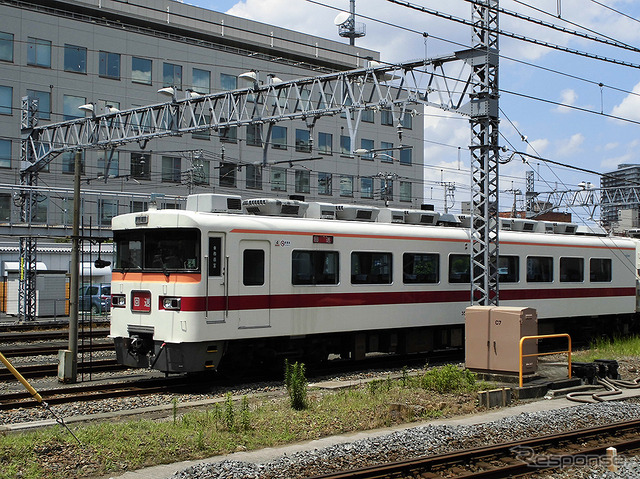 電車留置線にとまる300系電車。奥は東武本社屋