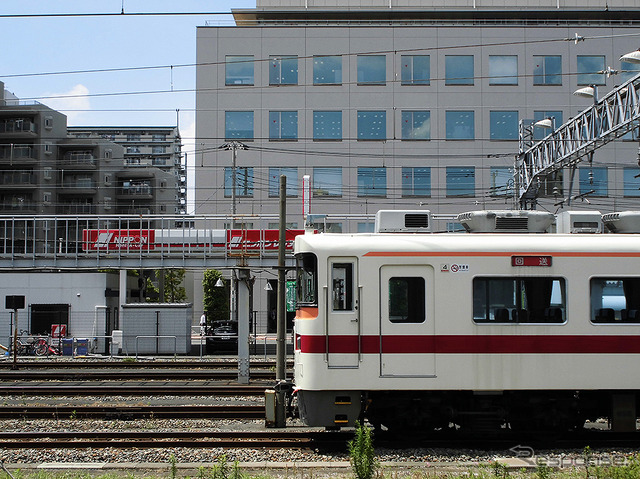 電車留置線にとまる300系電車。奥は東武本社屋