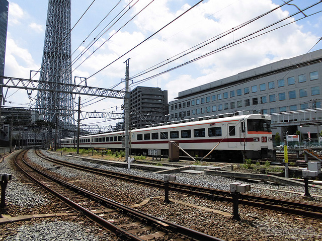 伊勢崎線第2号踏切(桜橋通り)からとうきょうスカイツリー駅を見る。右には電車留置線や東武本社ビル