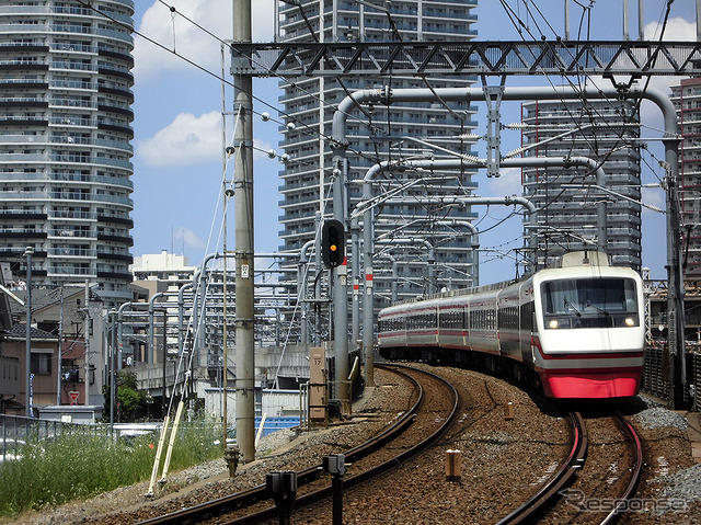 伊勢崎線第2号踏切(桜橋通り)から曳舟方面を見る。高架から地上へと降りてくる浅草行き特急「りょうもう」