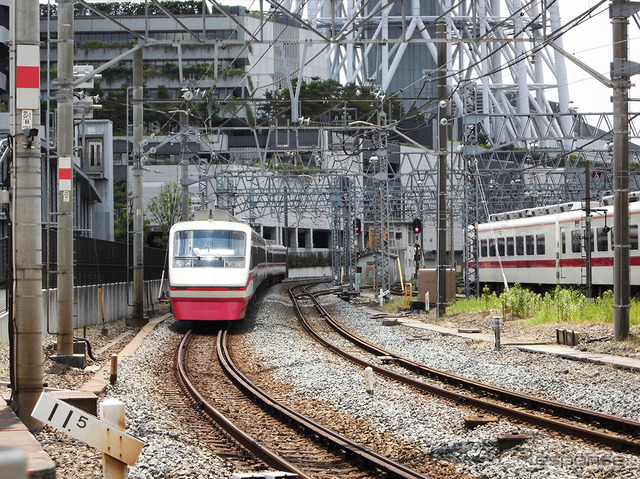 伊勢崎線第2号踏切(桜橋通り)ととうきょうスカイツリー駅の間にある11.5~26パーミルの勾配。右が電車留置線