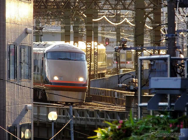 浅草を発ち、とうきょうスカイツリー駅へと進入する特急「スペーシア」。夕暮れに金色特急が行く