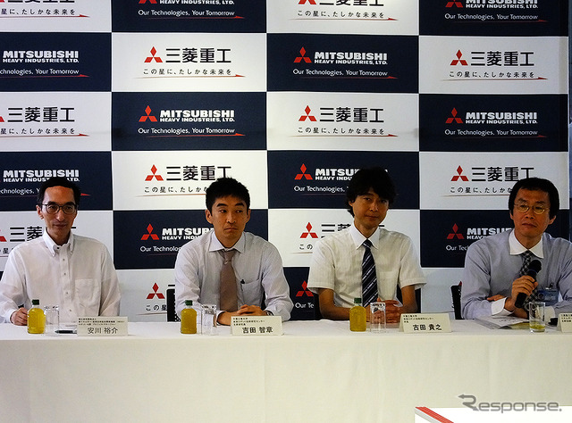 左からNEDOロボット・AI部プロジェクトマネージャー 安川裕介氏、千葉工業大学未来ロボット技術センター主席研究員 吉田智章氏、同センター所長 古田貴之氏、三菱重工業エネルギー・環境ドメイン原子力事業部主幹技師 大西献氏(7月12日、東京・品川 三菱重工業本社にて)