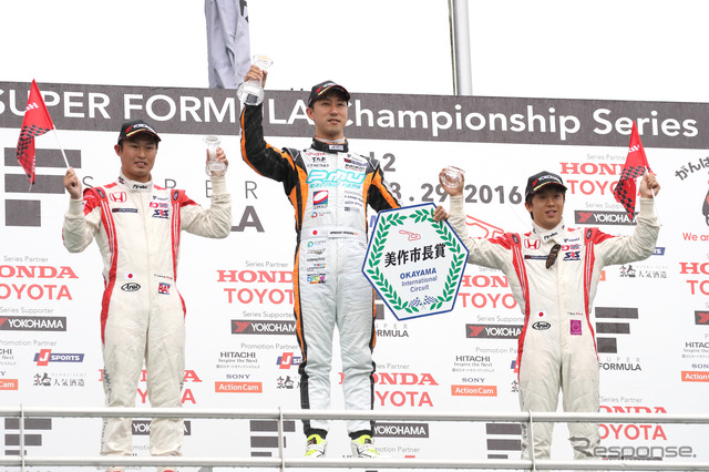 岡山で開催された今季スーパーフォーミュラ第2戦(左から2位塚越、優勝石浦、3位伊沢)。