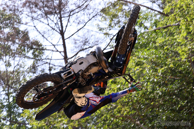 華麗なジャンプトリックを決めるアルパインスターズ着用のFXMライダー。