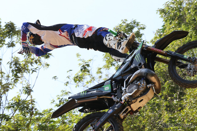 華麗なジャンプトリックを決めるアルパインスターズ着用のFXMライダー。