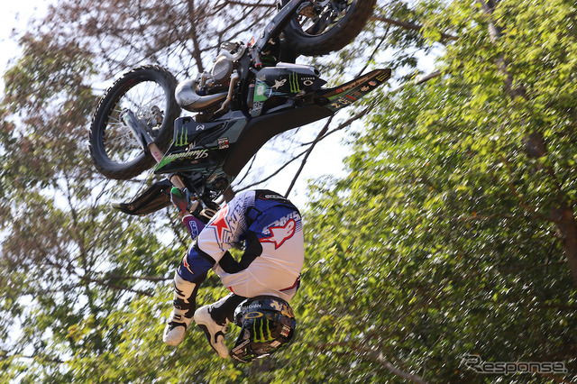 華麗なジャンプトリックを決めるアルパインスターズ着用のFXMライダー。
