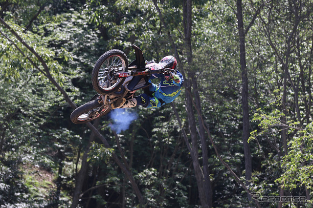 華麗なジャンプトリックを決めるアルパインスターズ着用のFXMライダー。