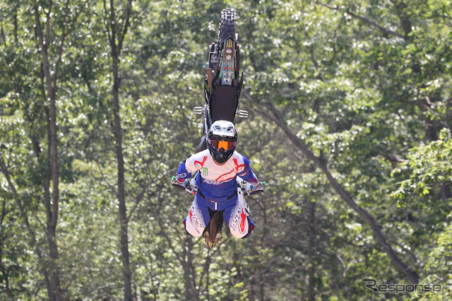 華麗なジャンプトリックを決めるアルパインスターズ着用のFXMライダー。