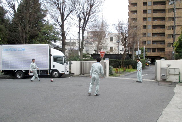 同社敷地内で練習するフットサルクラブ。活動費も増強して活発化を促している