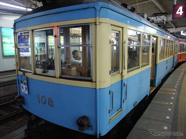 旧塗装を復刻して運用されていた頃の108号（2008年）。