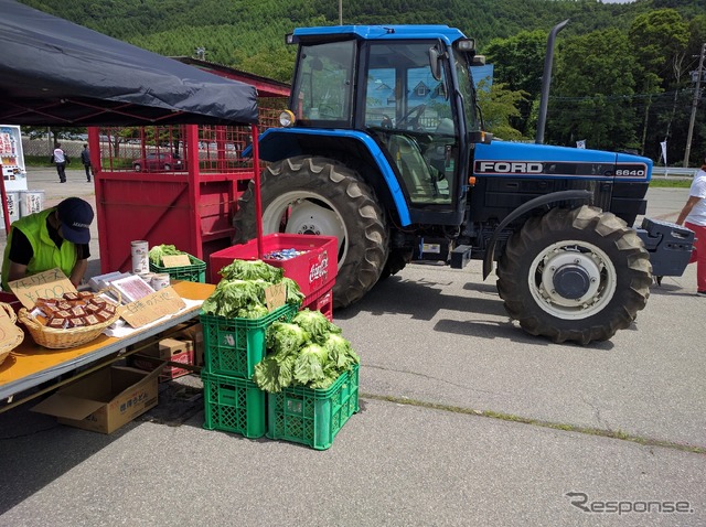 地元の野菜を販売するお店も。このニューホランドのトラクターは乗り物好きのイベント来場者の間で密かな人気を博していた。