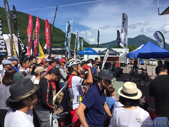 イベントで不可欠なのは記念撮影。クルマ、バイク、自転車と、参加者が何できたかがうかがえるそれぞれのいでたちが混ざり合うのがこのイベントらしいところ。