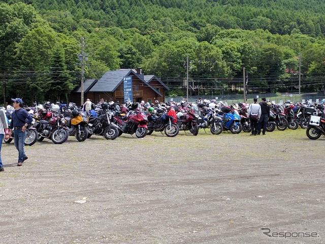 バイク、クルマと別れて設けられた駐輪場、駐車場。三々五々、参加者が集まってきた。