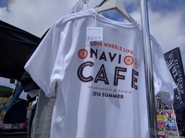 前日までの荒天が嘘のような晴天に恵まれた。オリジナルTシャツも大人気。
