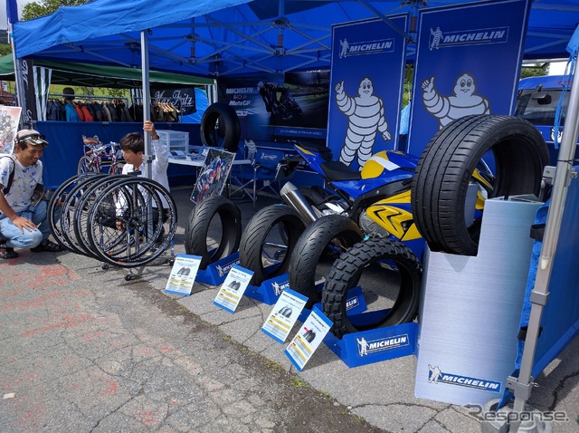 バイク、クルマ、自転車。皆がお世話になることになるのはタイヤだ。ミシュランのブースには様々な大きさのタイヤが展示されていた。