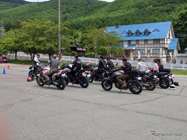正しい乗り方が安全なツーリングをの基本であり、安全あってこその楽しいバイクライフ。会場では講習会も開かれた。