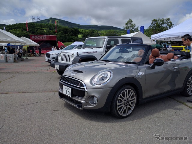 高原のさわやかな風と、降り注ぐ日差しのもと、ドライブに出かけたくなる輸入車の数々も展示された。