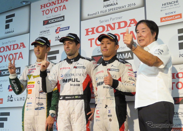 左から2位の中嶋一貴、優勝オリベイラ、3位の関口雄飛、優勝&3位の星野一義監督。