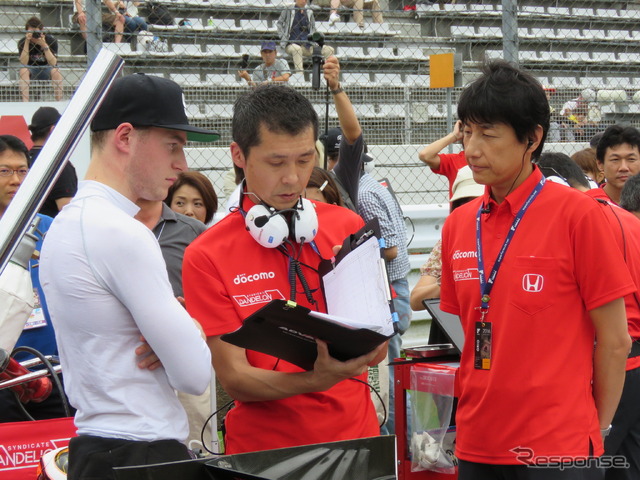 ポール発進の#41 バンドーン(左端)は、エンジニアたちとの綿密な打ち合わせを経てレースに臨むが、残念な結果に終わった。